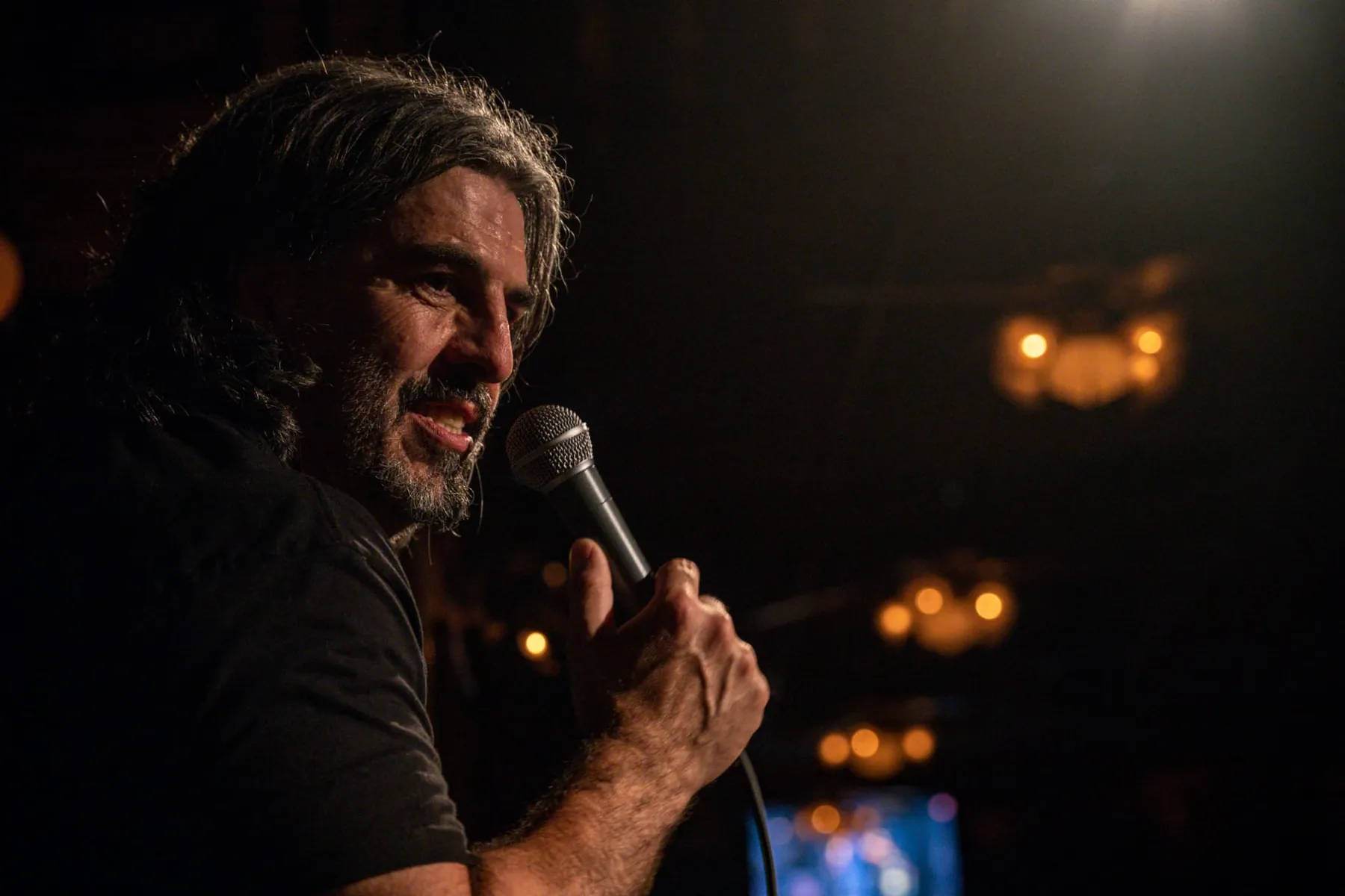 Monologuista amb el micro durant una Comedy Night a NUBA
